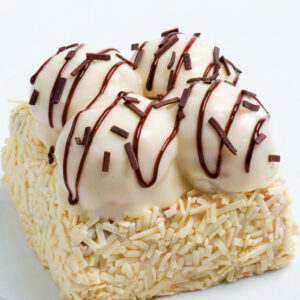 Beyaz Profiterollü Kare Mono